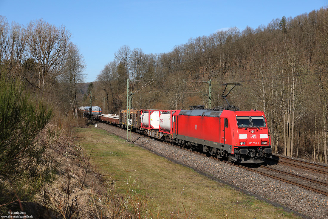 185 338 mit Umleitergüterzug bei Etzbach auf der Siegstrecke