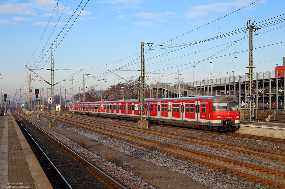 420 423 in verkehrsrot als S12 im Bahnhof Troisdorf