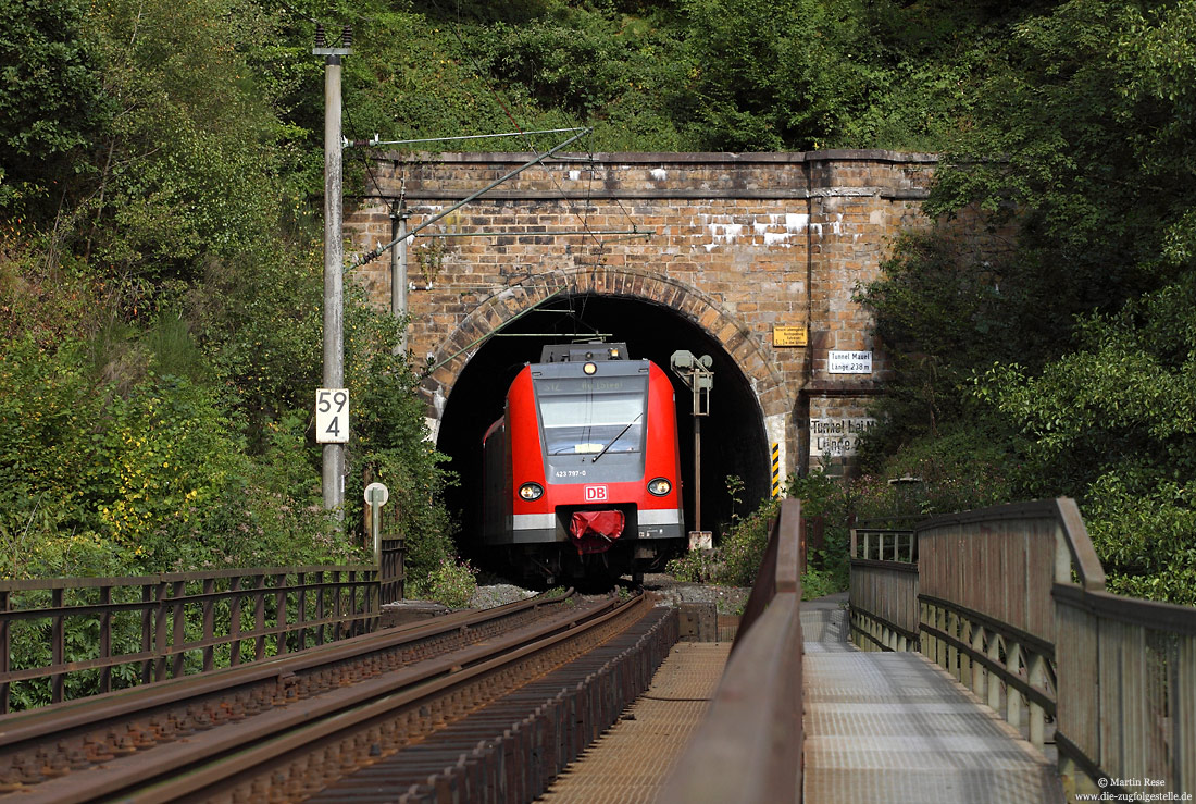 423 297 verlässt den Tunnel bei Mauel bei Rosbach auf der Siegstrecke