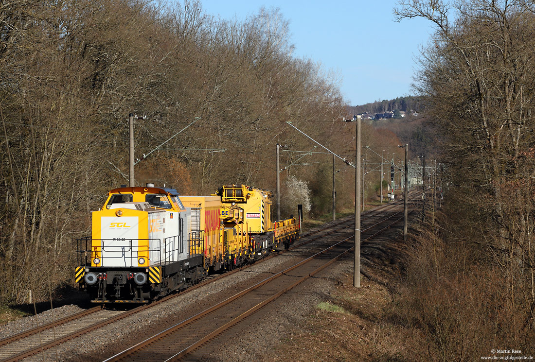 V150.02 der SGL in gelb mit Schienenkran bei Au auf der Siegstrecke
