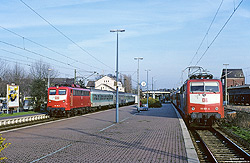 110 156 und 111 001 in orientrot im Bahnhof Hennef