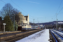 110 274 in ozeanblau/beige mit Eilzug im Bahnhof Schladern