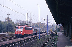 110 304 in Orientrot auf der Siegstrecke im Bahnhof Eitorf