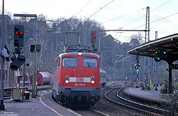 110 391 in verkehrsrot mit Regionalexpress nach Siegen im bahnhof Betzdorf auf der Siegstrecke