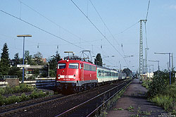 110 483 in verkehrsrot mit Regionalexpress nach Krefeld im Bahnhof Troisdorf vor dem Umbau