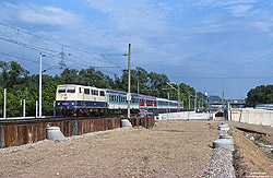 111 011 in ozeanblau/beige mit n-Wagen an der Baustelle der Schnellfahrstrecke zwischen Siegburg und Troisdorf