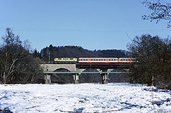 111 013 in ozeanblau/beige mit CityBahn-Wagen als S12 auf der Siegbrücke bei Schladern mit Eis auf der Sieg