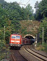111 016 in verkehrsrot auf der Siegstrecke am Mühlburg-Tunnel bei Scheuerfeld