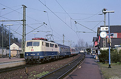 111 023 in ozeanblau beige mit S12 nach Köln Nippes im Bahnhof Au