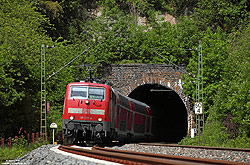 verkehrsrote 111 077 mit Rhein-Sieg-Express auf der Siegstrecke am Herchener Tunnel