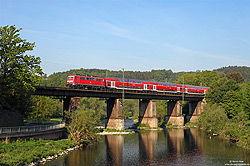 111 080 in verkehrsrot mit Doppelstockwagen als Rhein-Sieg-Express auf der zweigleisigen Siegbrücke bei Rosbach