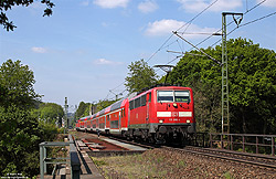 111 096 mit Doppelstockwagen als Rhein-Sieg-Express auf der Siegbrücke bei Schladern