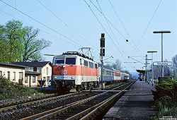 111 125 in S-Bahnlackierung mit S12 nach Köln Nippes im alten Bahnhof Siegburg