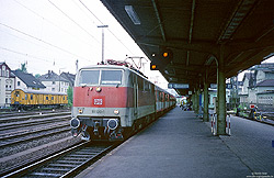 111 130 in S-Bahnlackierung mit S12 nach Köln Nippes im Bahnhof Siegen
