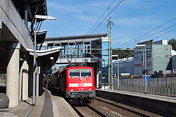 111 155 mit Doppelstockwagen im modernisierten Bahnhof Wissen (Sieg)