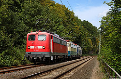 115 114 in verkehrsrot mit Lokzug des DB-Museums bei Betzdorf auf der Siegstrecke