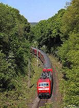 120 207 mit Doppelstockwagen als Rhein-Sieg-Express im Einschnitt bei Schladern auf der Siegstrecke
