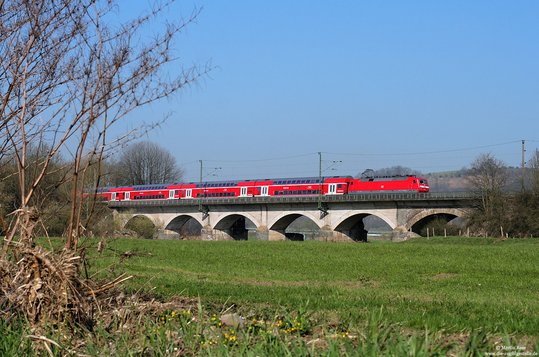 Am 28.3.2011 überquert die Aachener 120 108 mit dem RE10909 bei Blankenberg die Sieg. Unter der Produktbezeichnung „Rhein-Sieg-Express“ verkehren die Eilzüge heute auf der Siegstrecke.