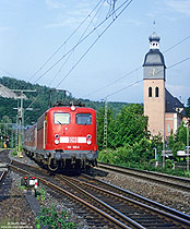 141 102 in verkehrsrot verlässt den Bahnhof Wissen (Sieg)
