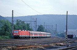 143 188 in verkehrsrot mit Regionalbahn auf der Siegstrecke im Bahnhof Scheuerfeld