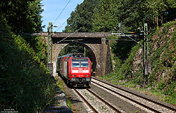 146 005 mit Rhein-Sieg-Express auf der Siegstrecke bei Schladern an der Straßenunterführung