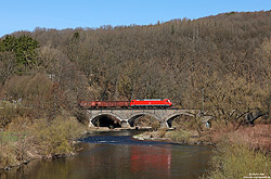 152 052 mit Umleiter Güterzug auf der Siegbrücke bei Etzbach
