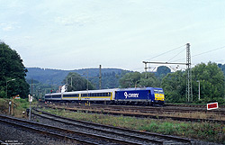 185 515 mit Heckenschnellzug Interconnex Neuss - Rostock auf der Siegstrecke im Bahnhof Scheuerfeld
