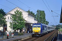 185 516 mit privaten Fernzug Interconnex im Bahnhof Hennef auf der Siegstrecke