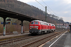 218 824 und 218 834 als Lz auf der Siegstrecke im Bahnhof Niederschelden