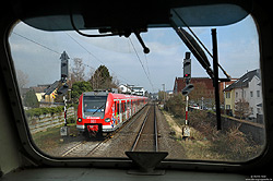 423 551 am Einfahrsignal Hennef aus einer Lok der Baureihe 218 fotografiert