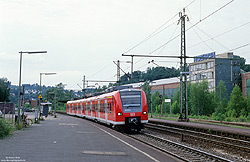 425 562 als Regionalbahn nach Siegen aif der Siegstrecke im Bahnhof Wissen (Sieg) vor dem Umbau