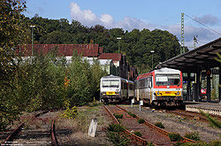 628 677 und 628 051 der Hellertalbahn im Bahnhof Betzdorf