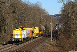 V150.02 der SGL in gelb mit Schienenkran bei Au auf der Siegstrecke