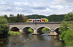 VT208 der Hessichen Landesbahn überquert die Siegbrücke und damit die Landesgrenze Rheinland-Pfalz - Nordrhein-Westfalen bei Opertsau