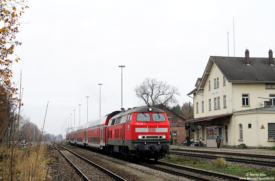 218 409 mit IRE4225 Stuttgart - Lindau in Laupheim West mit Epfangsgebäude