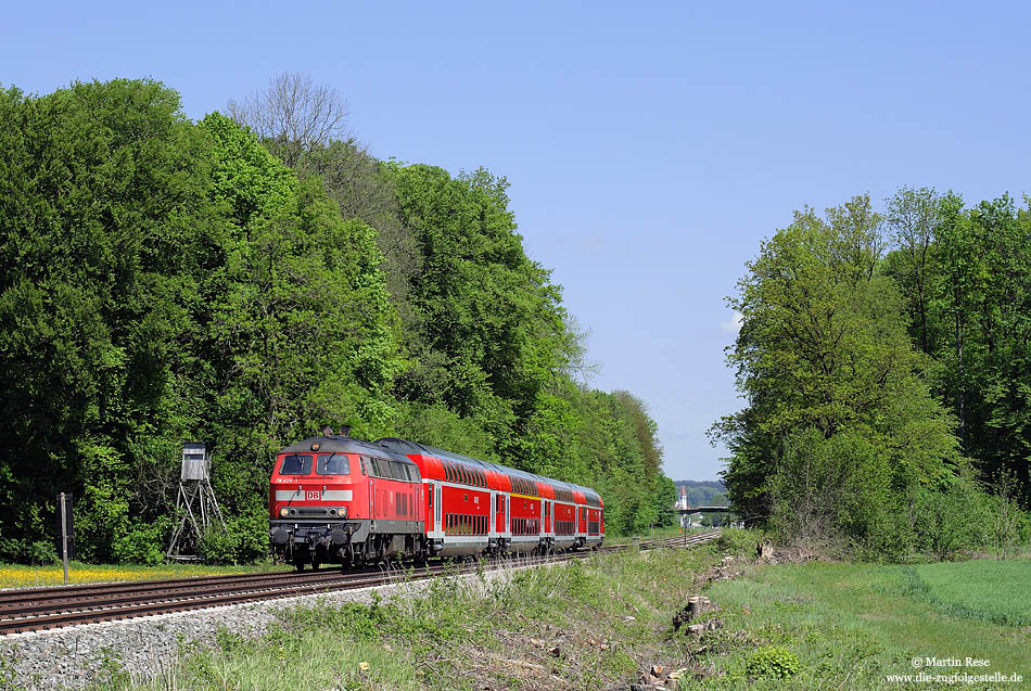 Umfangreiche Rodungsarbeiten zwischen Mochenwangen und Niederbiegen ermöglichten im Sommer 2009 für einige Wochen einen freien Blick auf die Eisenbahnstrecke. Hier fährt die 218 409 mit dem aus Doppelstockwagen gebildeten IRE4225 nach Lindau Hbf. 5.9.2009