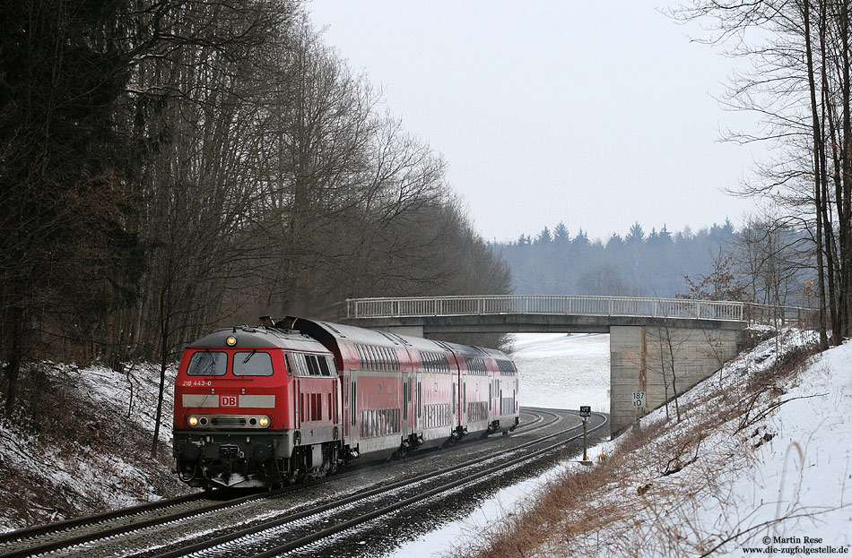 Mit einer Verspätung von nahezu 45 Minuten fährt der IRE4207 (Ulm - Linadau) dem nächsten Halt Meckenbeuren entgegen. 27.1.2010