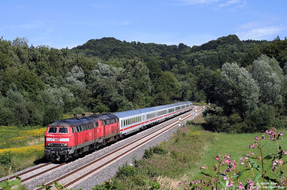 Von Aulendorf bis Mochenwangen verläuft die Südbahn für einige Kilometer im Durlesbachtal. Hier, abseits des Straßenverkehrs stört der IC119 nur kurz die Ruhe des 25.8.2010. Als Zuglok dienten an diesem Tag die 218 495 und 487.