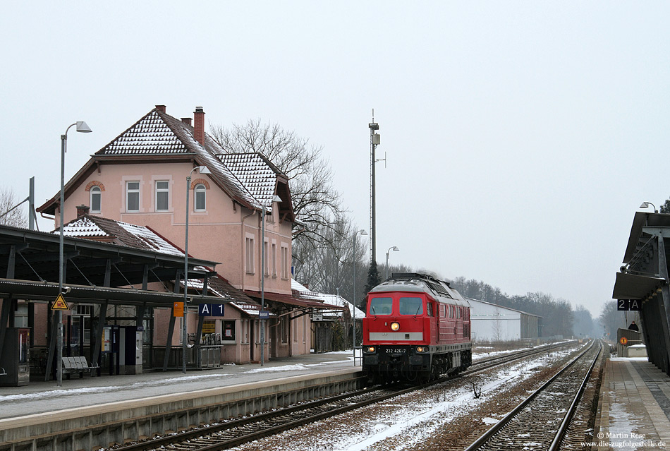 Am 27.1.2010 war die 232 426 auf der Südbahn unterwegs und wurde bei der Durchfahrt im Meckenbeuren fotografiert.