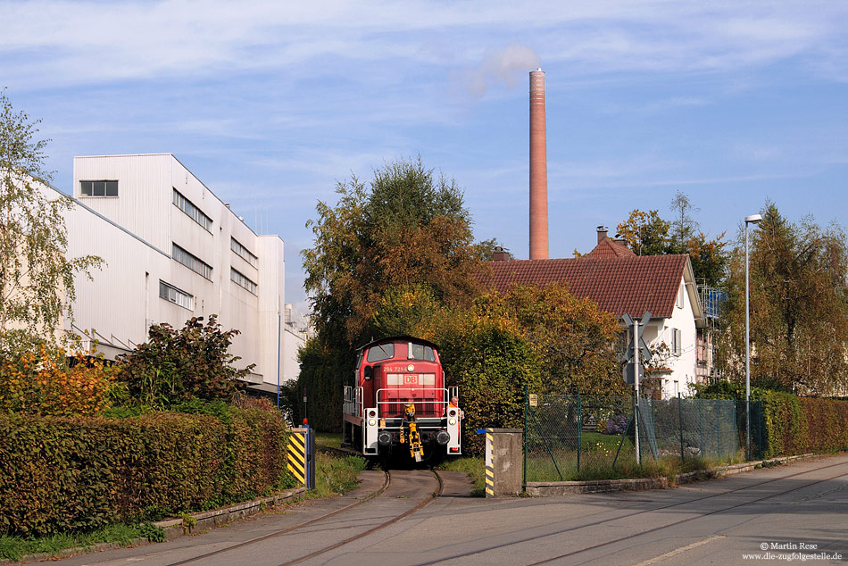 Die Rückfahrt nach Niederbiegen fand an diesem Tag ohne Wagen statt. Das Foto zeigt die 294 721 im Anschluss der Papierfabrik.