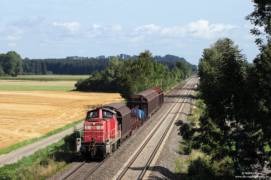 Auf der Südbahn finden sich noch einige Anschlussstellen, die für reichlich Güteraufkommen sorgen. Zwischen Langenschemmern und Warthausen hat die 294 729 den FZT56241 (Ulm Rbf – Biberach) am Haken. 25.8.2010
