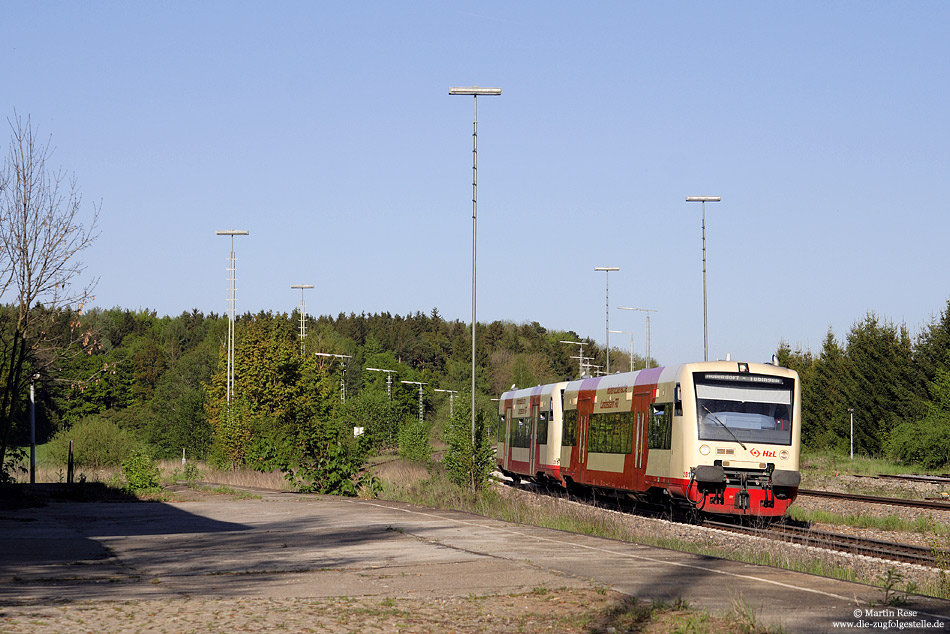 Als RB22816 (Ulm – Sigmaringen)  fährt der VT201 der Hohenzollerischen Landesbahn (HZL)  in Bad Schussenried ein. Ab Sigmaringen ändert  dieser Triebwagen die Zugnummer und fährt weiter nach Tübingen.