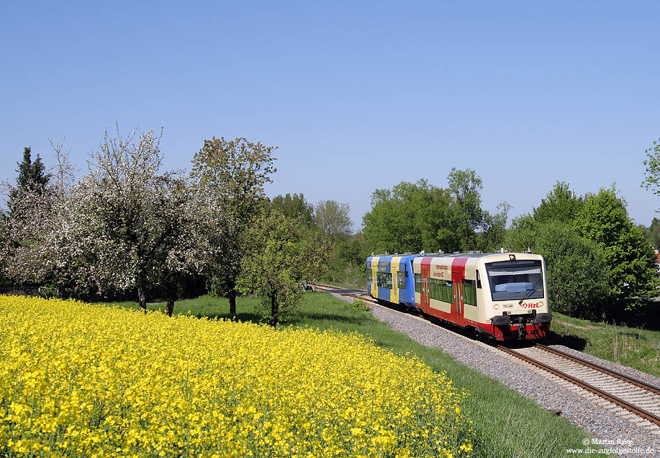In Aulendorf zweigt die Zollernalbbahn nach Tübingen von der Südbahn ab. Am 7.5.2009 haben die gekuppelten VT220 und VT44 als RB 22814 Aulendorf in Richtung Sigmaringen verlassen. Von dort aus wird dieser Zug seine Fahrt als HZL85766 nach Tübingen fortsetzen. 