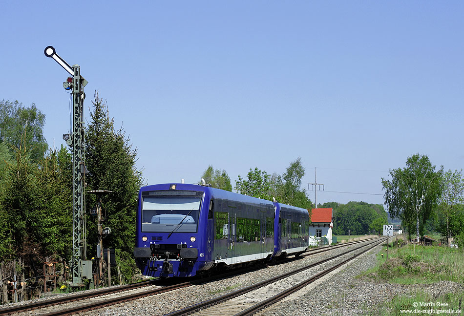 VT65 der BOB auf der Südbahn am Einfahrsignal Formsignal des Bahnhofs Niederbiegen