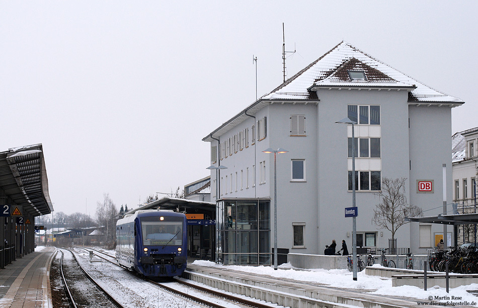 Neben den stündlich verkehrenden BOB-Zügen zwischen Friedrichshafen und Aulendorf verkehren in der Hauptverkehrszeit zusätzliche Zügen zwischen Friedrichshafen und Ravensburg. Nach einer Wendezeit von nur drei Minuten ist der VT69 wieder abfahrbereit als BOB87233 nach Friedrichshafen Stadt. 27.1.2010