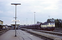 Mit dem Kieszug Rossberg – Kressbronn wartet die Ulmer 215 096 in Aulendorf noch eine Überholung ab, bevor es bergab in Richtung Friedrichshafen geht. 18.7.1989