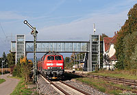 218 406 im Bahnhof Niederbiegen mit moderner Überführung und Formsignal