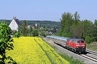 Ohne viel Mühe beschleunigt das 218-Pärchen südlich von Aulendorf den IC119, da es hier für einige Kilometer bergab geht. 7.5.2009