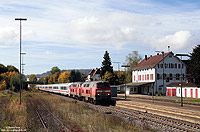 Auf seiner Reiseroute von Salzburg nach Münster passiert der mit der 218 432 und 218 456 bespannte IC118 den Bahnhof Bad Schussenried. 6.10.2010