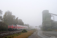 Am 6.10.2010 lag dichter Nebel über Südwürttemberg. Südlich von Laupheim West fährt die 218 439 mit dem IRE4209 nach Lindau Hbf. 